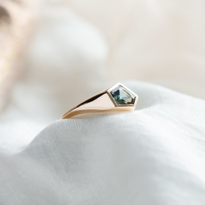 Original gold ring with an asymmetric teal sapphire TAYLOR