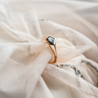 Original gold ring with an asymmetric teal sapphire TAYLOR