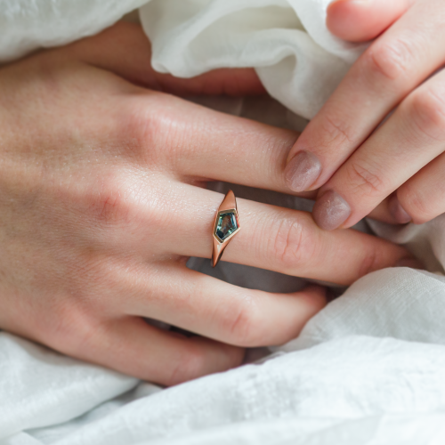 Original gold ring with an asymmetric teal sapphire TAYLOR