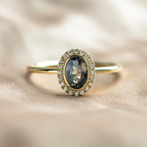 Luxusní zásnubní prsten s modrozeleným safírem a diamanty ZARITA