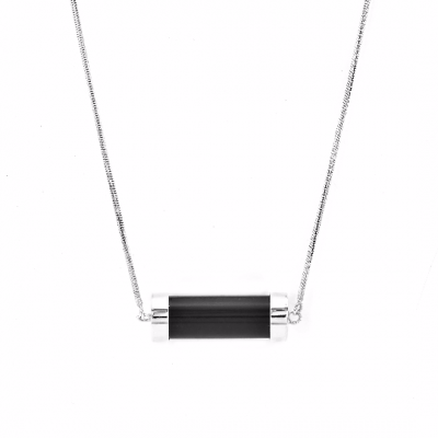 Exkluzivní stříbrný náhrdelník ve tvaru pojistky osazený topazem