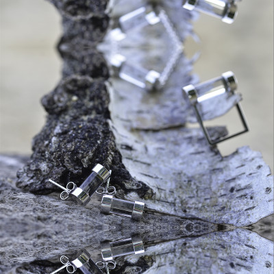 Exkluzivní stříbrné náušnice ve tvaru pojistky osazené skalním křišťálem