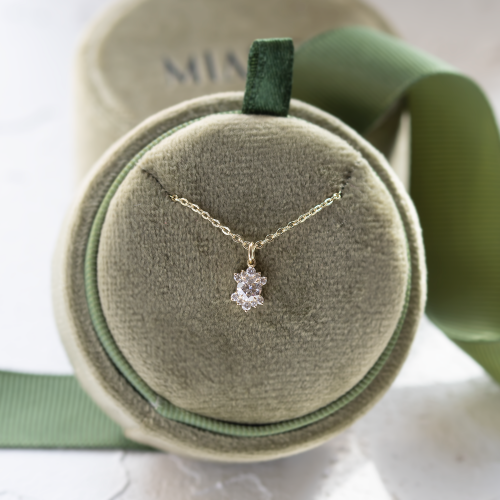 Decentní zlatý přívěsek s lab grown diamanty AMORELLA