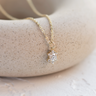 Decentní zlatý přívěsek s lab grown diamanty AMORELLA