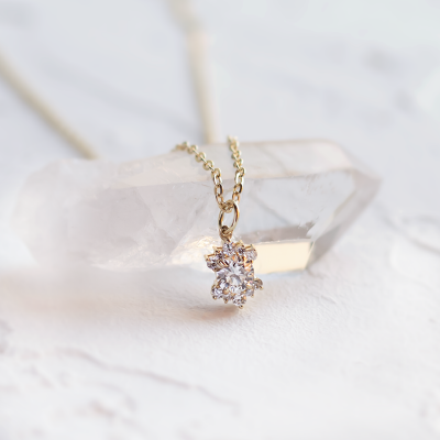 Decentní zlatý přívěsek s lab grown diamanty AMORELLA