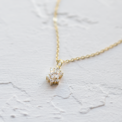 Decentní zlatý přívěsek s lab grown diamanty AMORELLA