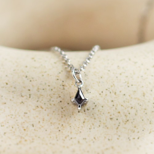 Minimalistický přívěsek s kite salt and pepper diamantem ARI