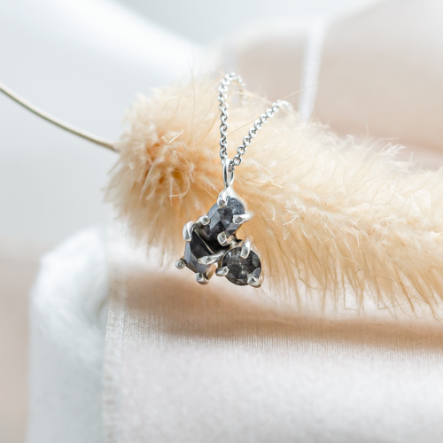 Cluster náhrdelník se třemi salt and pepper diamanty ASTRO