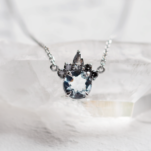 Zlatý náhrdelník s akvamarínem a salt and pepper diamanty BELLAS