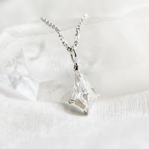 Zlatý přívěsek s kite moissanitem DIONA