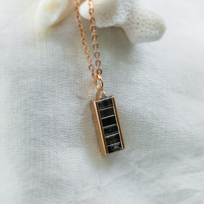 Gold pendant with salt and pepper diamonds and classic diamond EVERLY