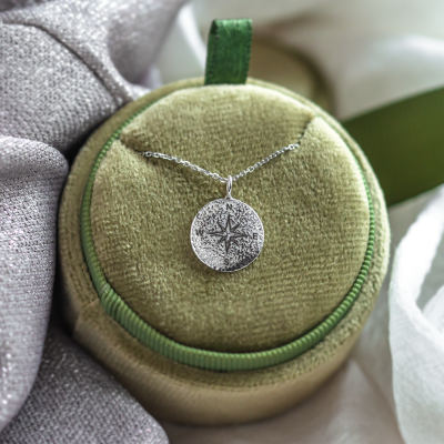 Zlatý náhrdelník s atypickým povrchem v designu kompasu FAITH