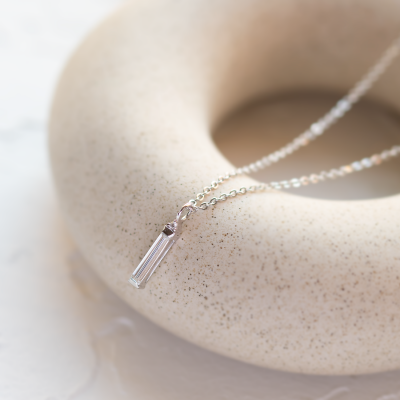Minimalistický přívěsek s baguette moissanitem a diamantem FELICE