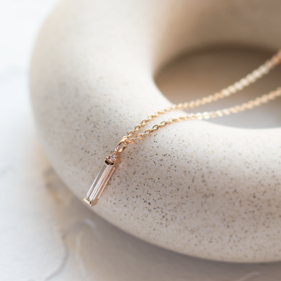 Minimalistický přívěsek s baguette moissanitem a diamantem FELICE