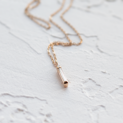 Minimalistický přívěsek s baguette moissanitem a diamantem FELICE