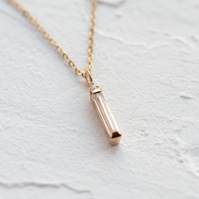 Minimalistický přívěsek s baguette moissanitem a diamantem FELICE