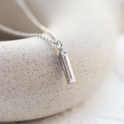 Minimalistický přívěsek s baguette moissanitem a diamantem FELICE