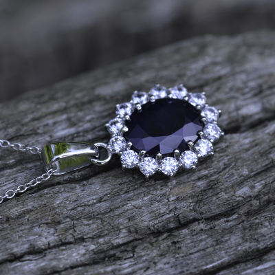 Luxurious pendant with JUFILI diamonds and a sapphire