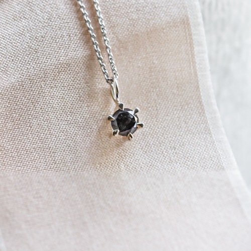 Minimalistický náhrdelník se salt and pepper diamantem KAI