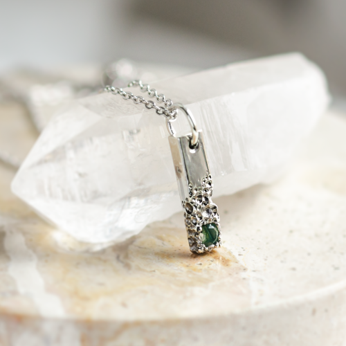 Netradiční přívěsek s perforací a mechovým achátem LIVE