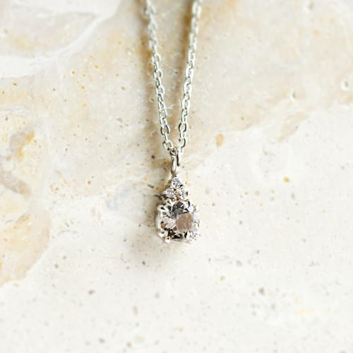 Romantický zlatý náhrdelník s lepidokrokitem a bočními 3 diamanty LOVELY