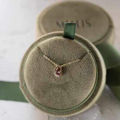 Minimalistický náhrdelník s růžovým lab grown diamantem MAEVA