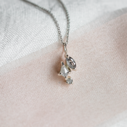 Minimalistický cluster náhrdelník se salt and pepper diamanty MANILA