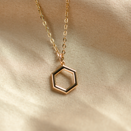 Zlatý náhrdelník s přívěskem hexagonu MEGAN