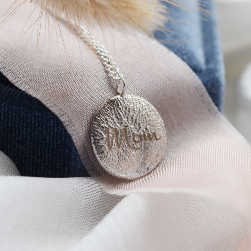 Textured personalized necklace with bespoke engraving MOM