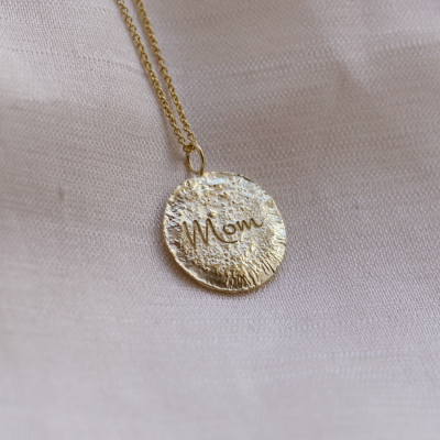 Textured personalized necklace with bespoke engraving MOM