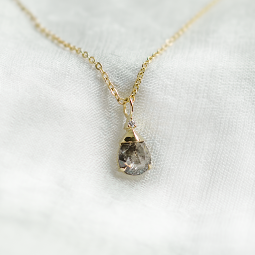 Přívěsek se salt and pepper diamantem a klasickým diamantem TASH