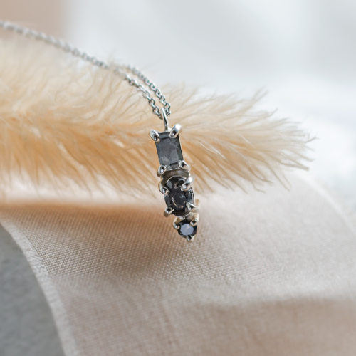 Minimalistický náhrdelník se třemi diamanty salt and pepper TRIP