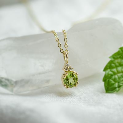 Gold peridot and diamond pendant VERT