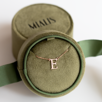 Zlatý náhrdelník s písmenkem a diamantem VERTE