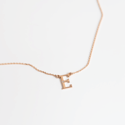 Zlatý náhrdelník s písmenkem a diamantem VERTE