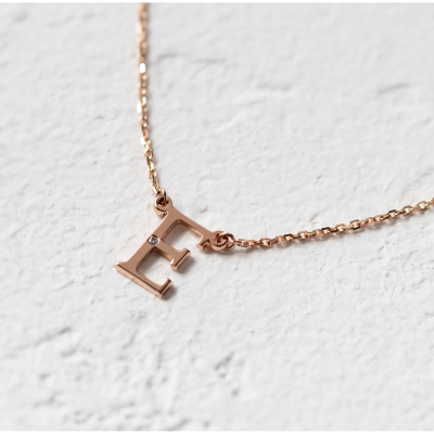 Zlatý náhrdelník s písmenkem a diamantem VERTE