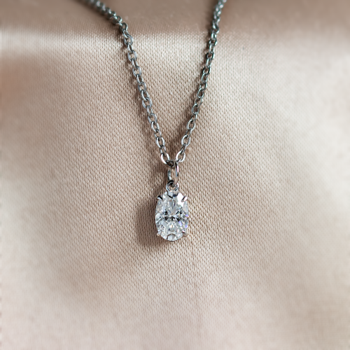 Zlatý přívěsek s oválným laboratorním diamantem VIV