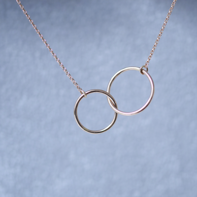 Minimalistický zlatý náhrdelník s kruhy VOVET