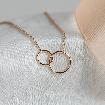 Jednoduchý stříbrný náhrdelník s kroužky VOVET