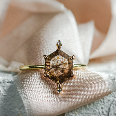 Gold ring with hexagon salt'n'pepper diamond ACHILLE