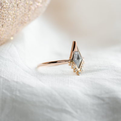 Netradiční zásnubní prsten se salt and pepper diamantem a bočními diamanty ADIRA