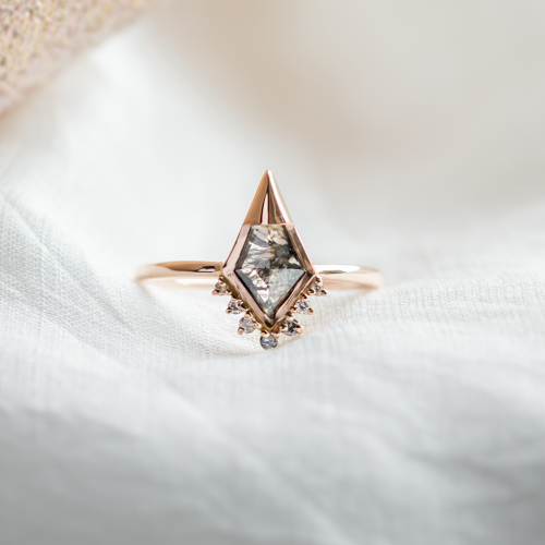 Netradiční zásnubní prsten se salt and pepper diamantem a bočními diamanty ADIRA