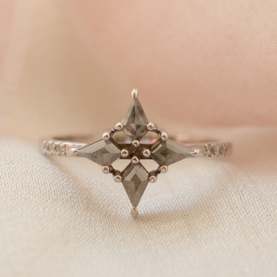 Zlatý prsten ve tvaru hvězdy se salt and pepper diamanty ALESSIA