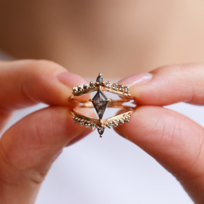 Vintage split shank prsten se salt and pepper diamanty SPLIT