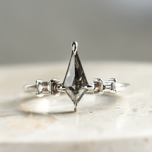 Kite salt and pepper diamant ve zlatém prstenu s baguette diamanty ARIANNA