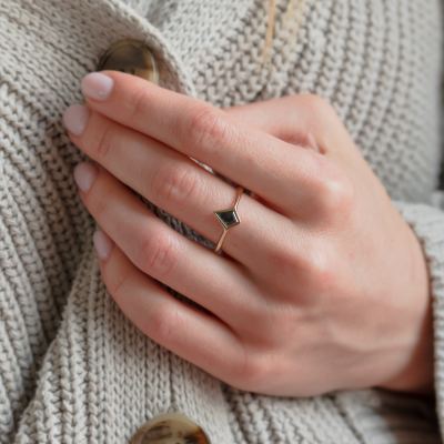 Minimalist engagement ring with salt and pepper diamond ARIZONA