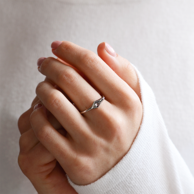 Unusual ring with salt'n'pepper diamond ARROW