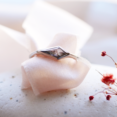 Unusual ring with salt'n'pepper diamond ARROW