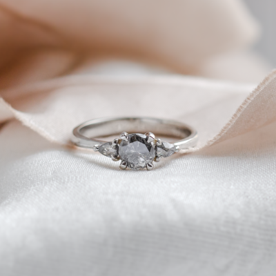 Unikátní zásnubní prsten se salt and pepper diamanty AURE