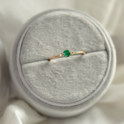 Engagement ring with emerald and side diamonds AVA